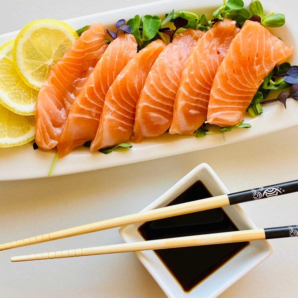 ➤ Delicioso Sashimi de Smoked Salmon: una explosión de sabores.