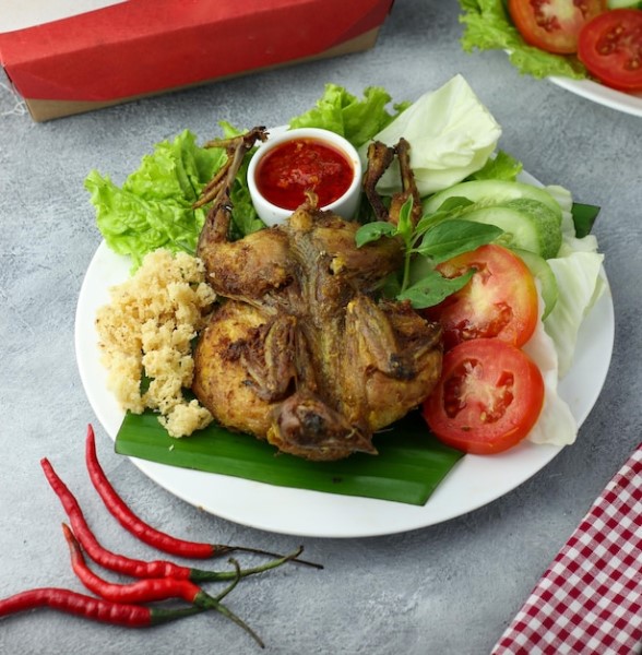 Ayam Kremes, pollo frito con cobertura crujiente de harina especiada