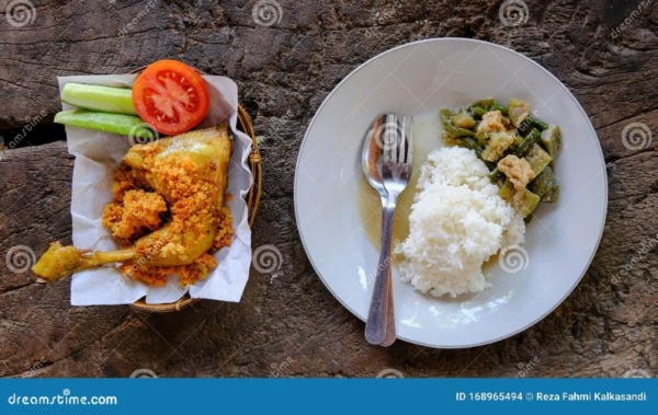 Ayam Kremes, pollo frito con cobertura crujiente de harina especiada