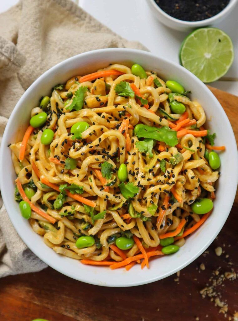 fideos frios con salsa de cacahuate y pollo desmenuzado