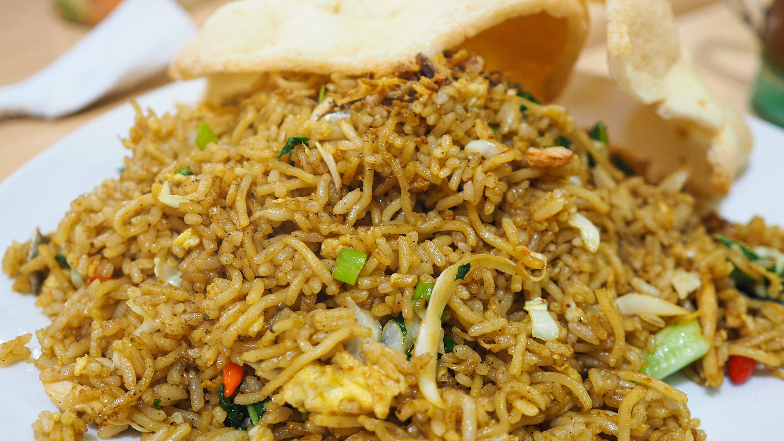Nasi Goreng Mawut, una mezcla de arroz y fideos fritos con vegetales y carne