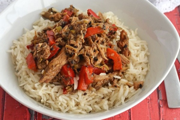 Nasi Goreng Mawut, una mezcla de arroz y fideos fritos con vegetales y carne