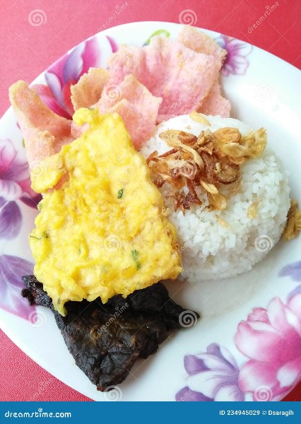 Nasi Uduk, arroz cocinado en leche de coco