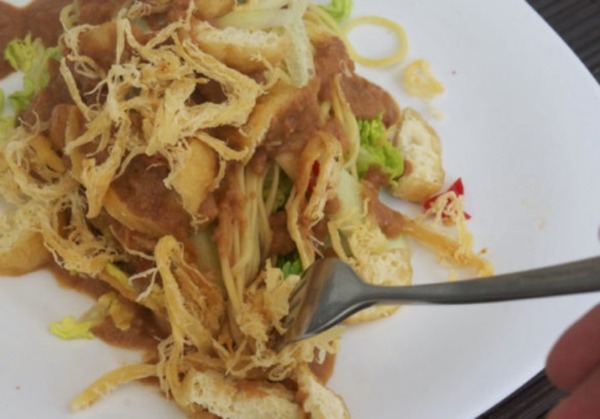 Rujak Juhi: Ensalada con tiras de calamar seco