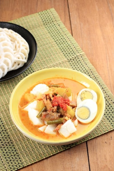 Sayur Lontong, curry de vegetales servido con lontong (arroz prensado)