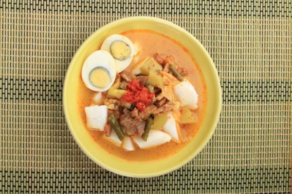 Sayur Lontong, curry de vegetales servido con lontong (arroz prensado)