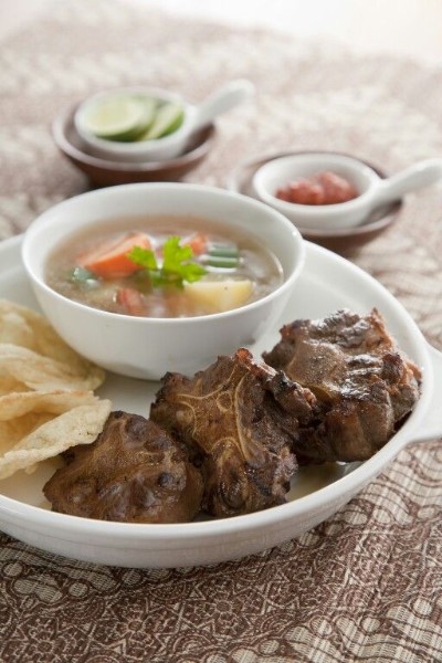 Sup Buntut Bakar, cola de buey asada en sopa clara