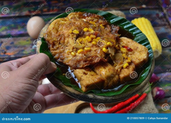 Tahu Telur, tortilla de tofu y huevo con salsa de cacahuete