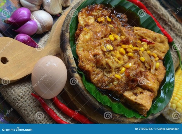 Tahu Telur, tortilla de tofu y huevo con salsa de cacahuete