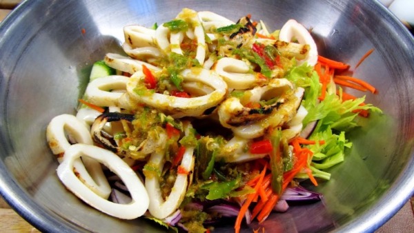 Calamares a la parrilla con salsa de ajo y chile (Pla Muk Yang)