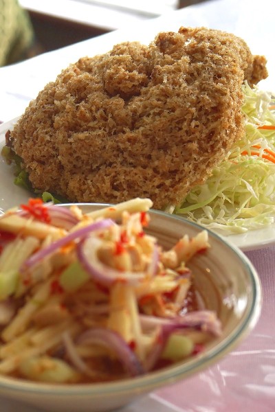 Ensalada de pescado frito desmenuzado con mango verde y maní (Yam Pla Dook Foo)