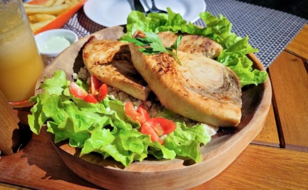 Ensalada de pescado frito desmenuzado con mango verde y maní (Yam Pla Dook Foo)