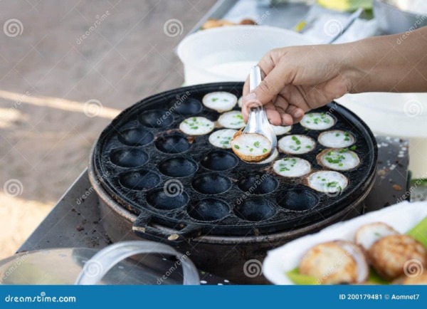 Pastelitos de coco cocinados en una plancha de hierro especial (Kanom Krok)
