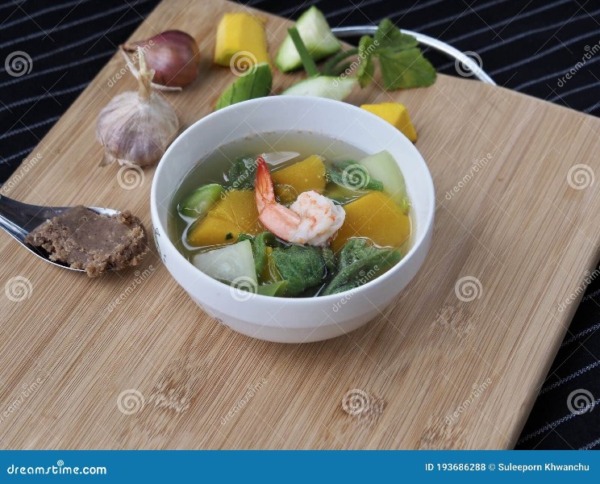 Sopa de calabaza y gambas con mezcla de hierbas tailandesas (Gaeng Liang)