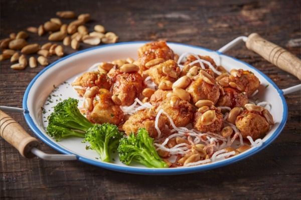 Fideos fríos con salsa de cacahuate y pollo desmenuzado