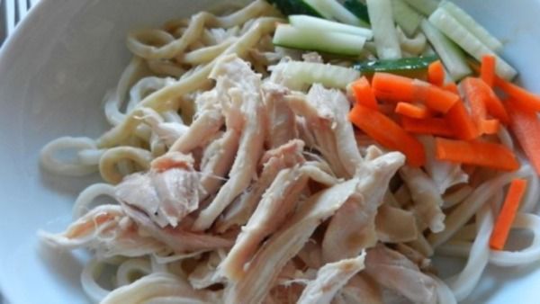 Fideos fríos con salsa de cacahuate y pollo desmenuzado5