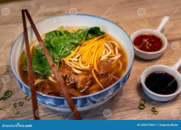 Sopa de fideos de arroz con ternera al estilo Yunnan
