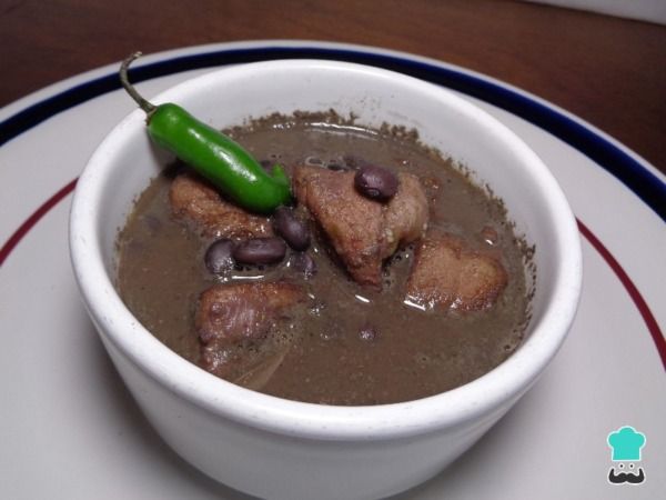 Sopa de melón amargo con costillas de cerdo y frijoles negros fermentados.