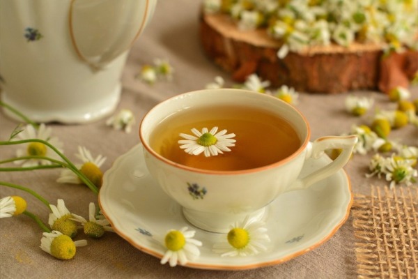 Té de manzanilla con limón y miel para la relajación