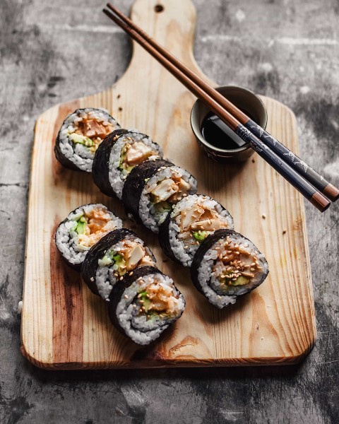 Sushi de Vegan Tempura Roll (Rollo de tempura vegano)